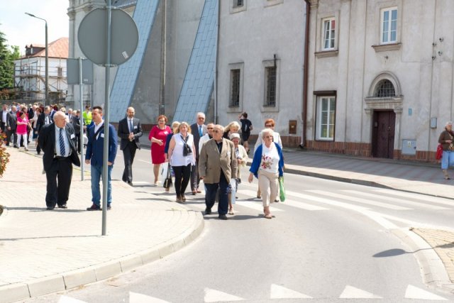 Przemarsz uczestników Jubileuszu Szkoły